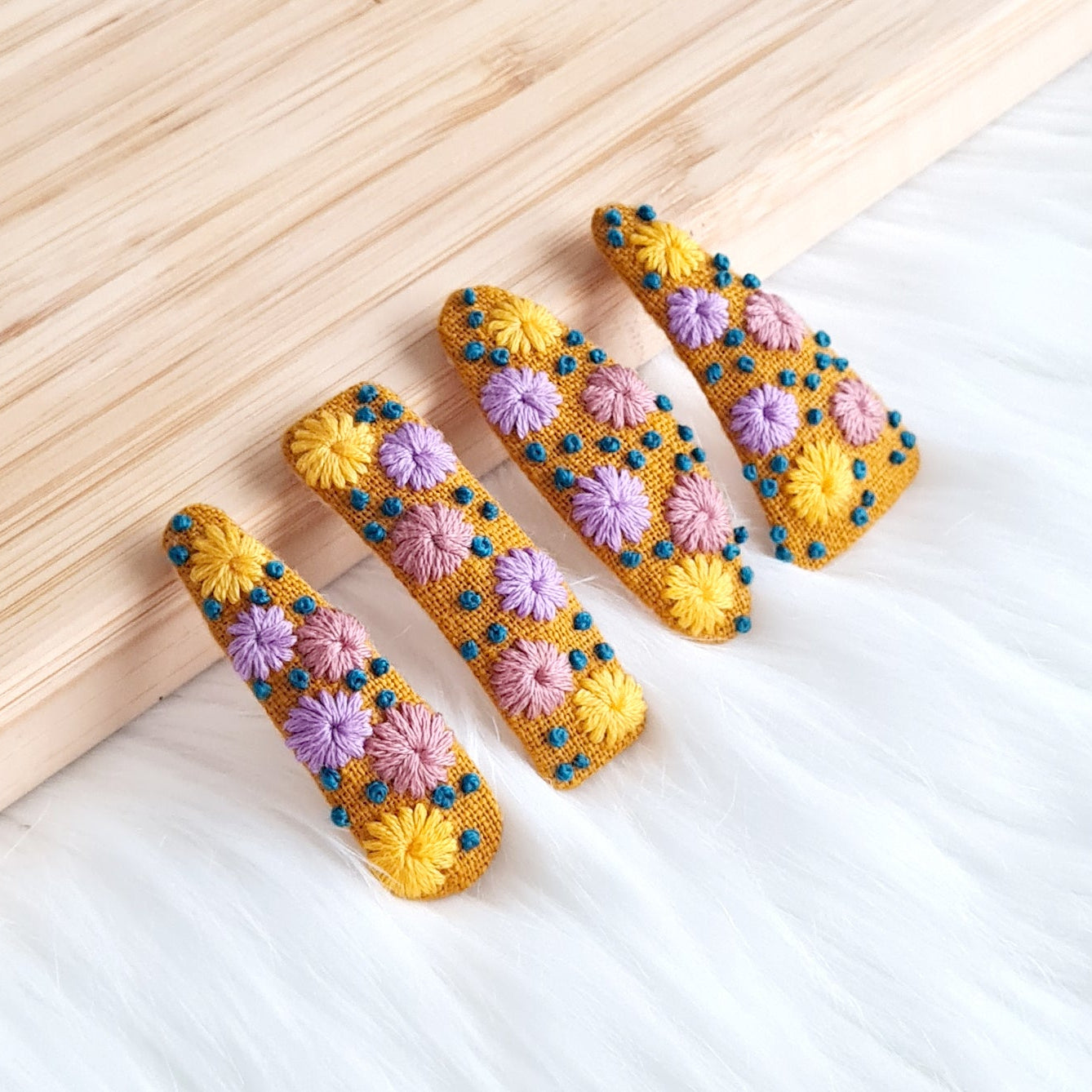 rankomis siuvinėtas garstyčių spalvos 
 lininis plaukų segtukas